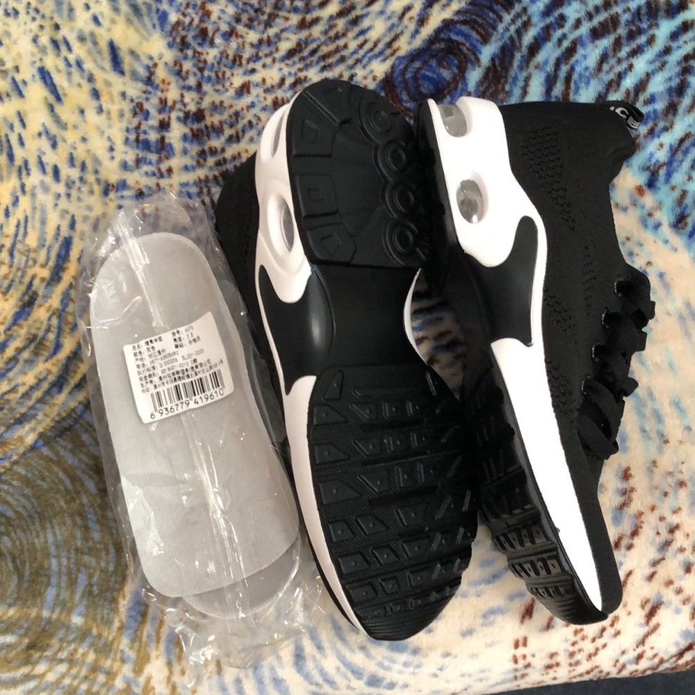 WOMENS RUNNING SHOES SIZE 5.. FASHION NICE NICE NICE 🏃🏽‍♀️ - Picture 2 of 8